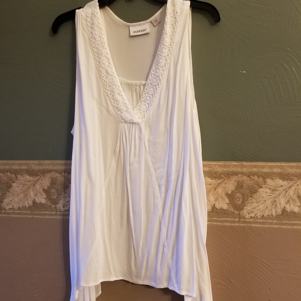 Avenue white flowy blouse Size 22